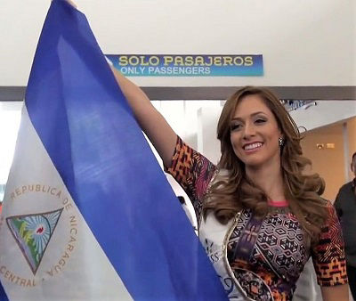 Marline Barberena, Miss Nicaragua of 2014, with the flag of Nicaragua